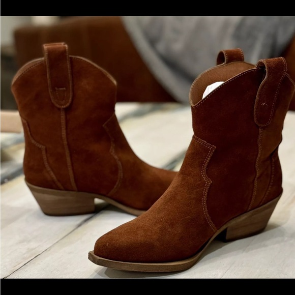 Stylish Steve Madden brown suede, leather cowgirl, boots, 🥾 Suede Boots - Picture 3 of 4